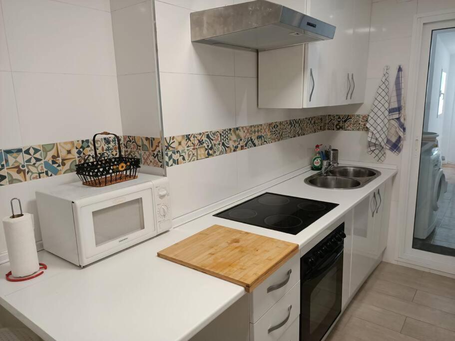 Excellent Choice For Up To 8, 150 Sqm Of Comfort, 700 To Beach, With Pool, Air-conditioning Apartamento