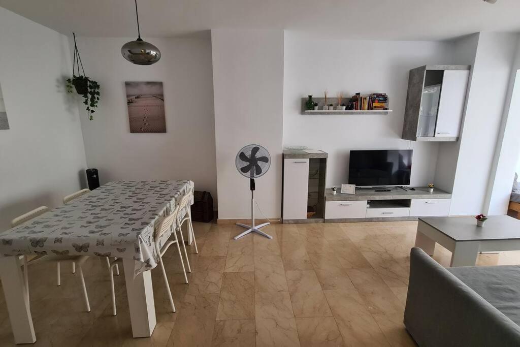Excellent Choice For Up To 8, 150 Sqm Of Comfort, 700 To Beach, With Pool, Air-conditioning Apartamento Fuengirola